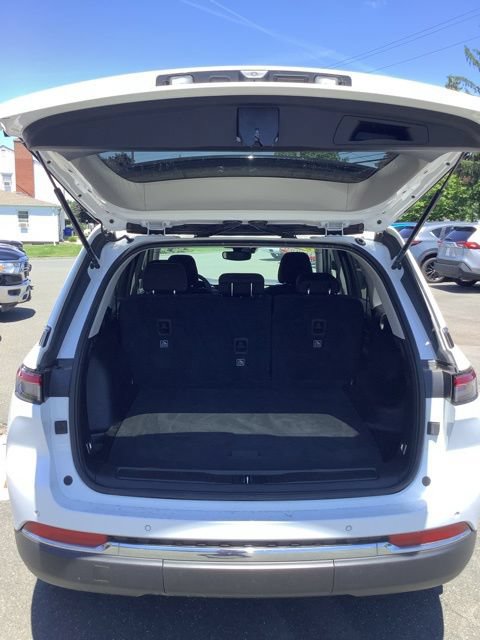 Used 2023 Jeep Grand Cherokee Laredo AWD/4WD image 6