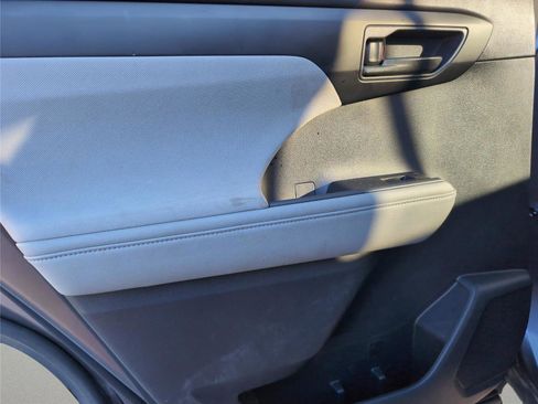 Used 2023 Toyota Highlander L image 29