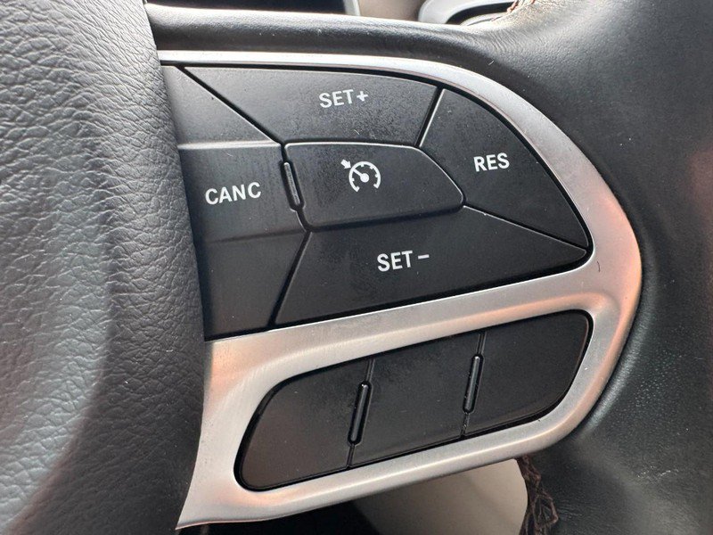 Used 2019 Chrysler Pacifica Touring-L FWD image 17