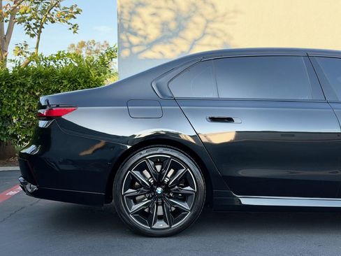 Used 2025 BMW 760i xDrive w/ Premium Package image 4