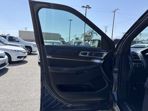 Used 2017 Ford Explorer Platinum AWD/4WD image 6