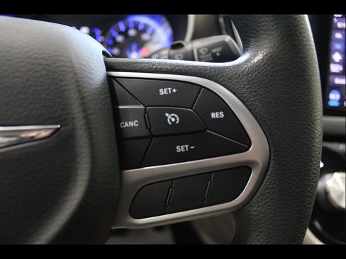 Used 2018 Chrysler Pacifica Touring Plus FWD image 23