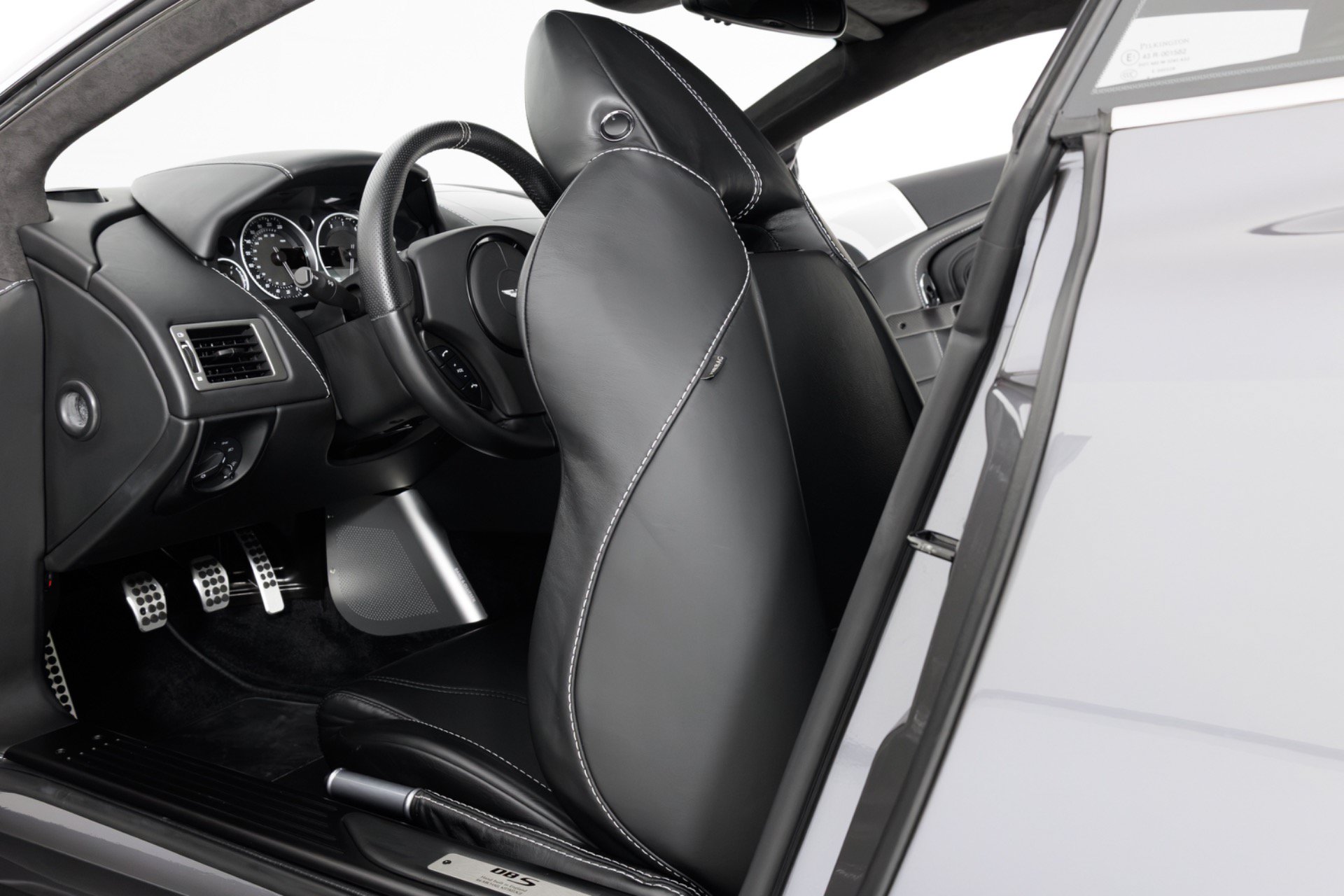 Used 2010 Aston Martin DBS Coupe RWD image 45