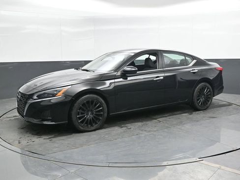 Used 2023 Nissan Altima 2.5 SV FWD image 9