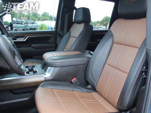 Used 2024 Chevrolet Silverado 2500 High Country w/ Technology Package AWD/4WD image 11