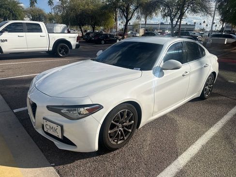 Used 2018 Alfa Romeo Giulia image 16