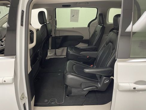 Used 2024 Chrysler Pacifica Touring-L image 17