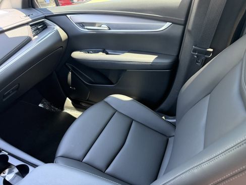 Certified 2025 Cadillac XT5 Luxury FWD image 16