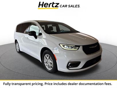 Used 2025 Chrysler Pacifica Select
