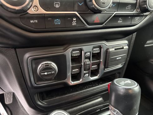 Used 2022 Jeep Wrangler Unlimited Sahara image 25