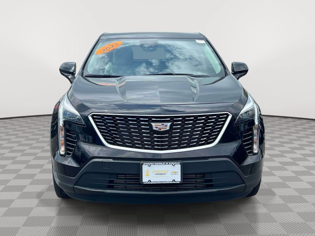 Used 2023 Cadillac XT4 Luxury w/ Cold Weather Package FWD image 2
