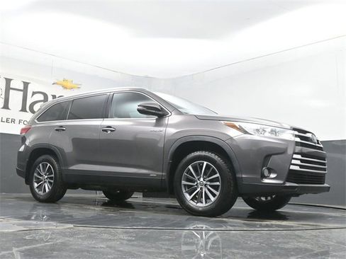 Used 2019 Toyota Highlander XLE image 2