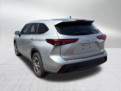 Used 2023 Toyota Highlander XLE AWD/4WD image 10