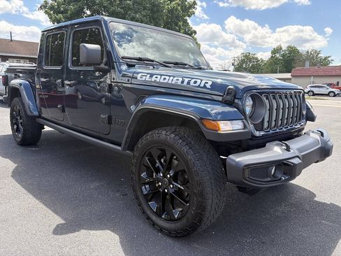 Used 2025 Jeep Gladiator Sport AWD/4WD image 2
