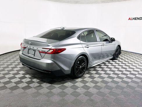 Used 2025 Toyota Camry SE image 3