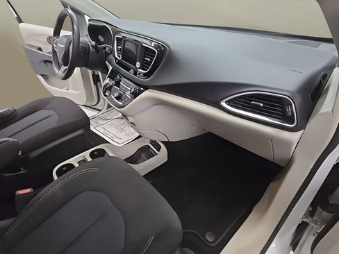 Used 2022 Chrysler Voyager LX FWD image 23