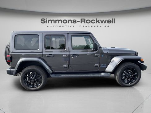 Used 2025 Jeep Wrangler Unlimited Sahara AWD/4WD image 6