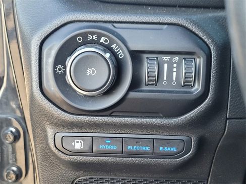 Used 2022 Jeep Wrangler Unlimited Sahara w/ Cold Weather Group image 38