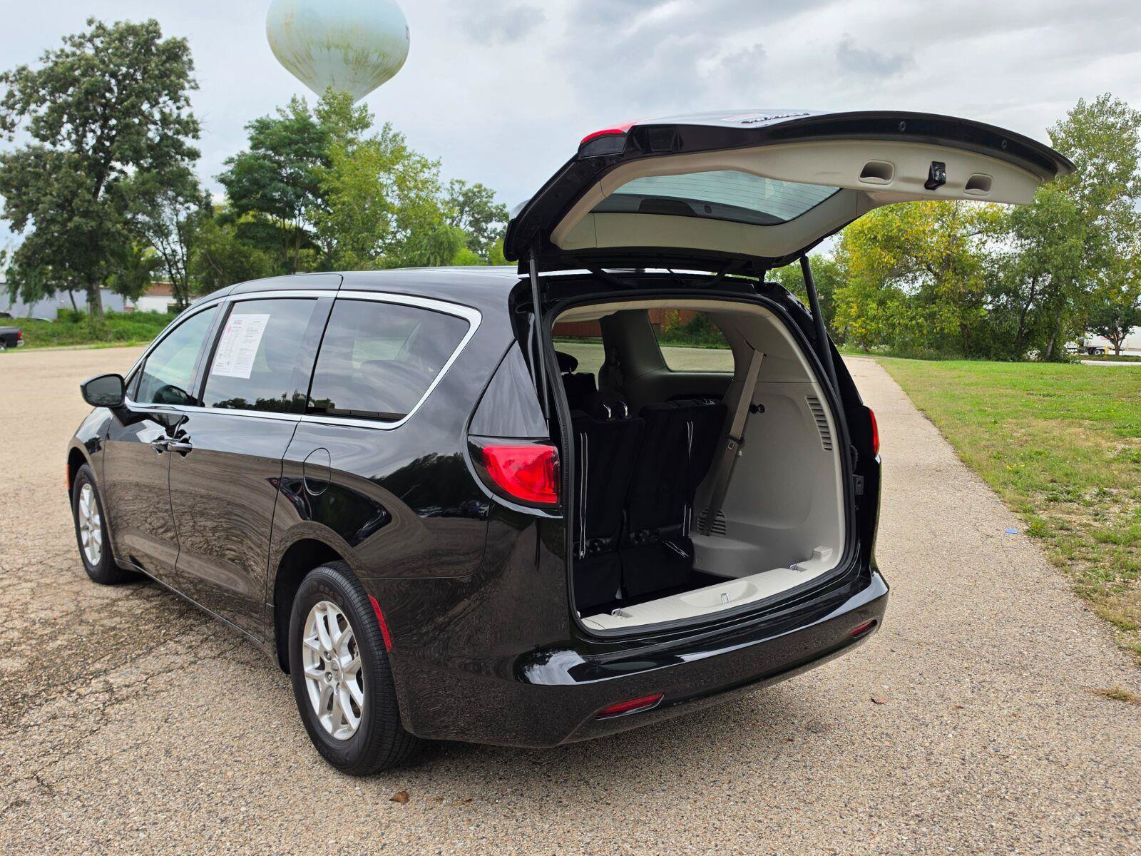 Used 2024 Chrysler Voyager LX FWD image 18