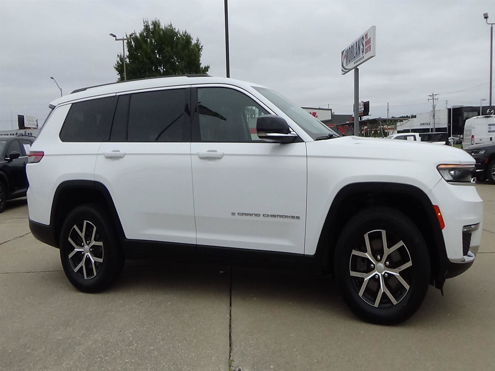 Used 2023 Jeep Grand Cherokee L Limited AWD/4WD image 5