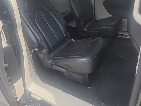 Used 2023 Chrysler Pacifica Touring-L FWD image 9