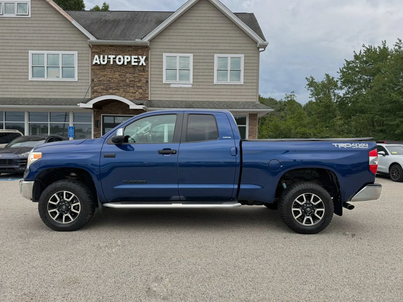 Used 2015 Toyota Tundra Limited w/ Limited Premium Package AWD/4WD image 8