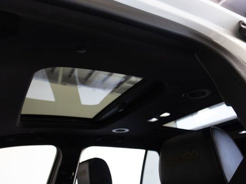 Used 2022 Chevrolet Traverse High Country AWD/4WD image 38