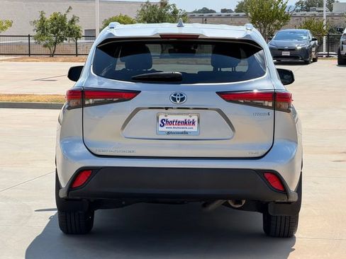 Used 2021 Toyota Highlander XLE FWD image 5