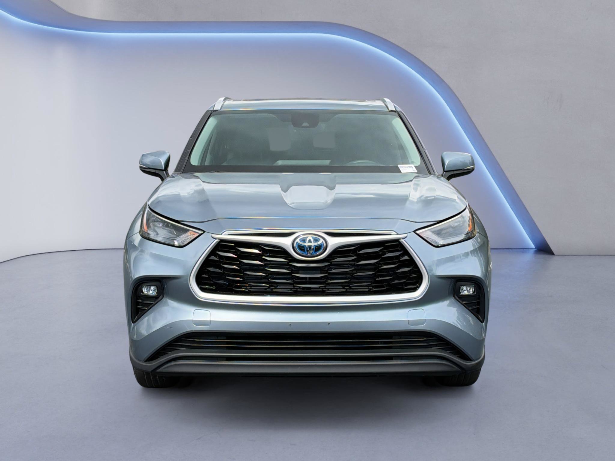 Used 2024 Toyota Highlander XLE FWD image 2