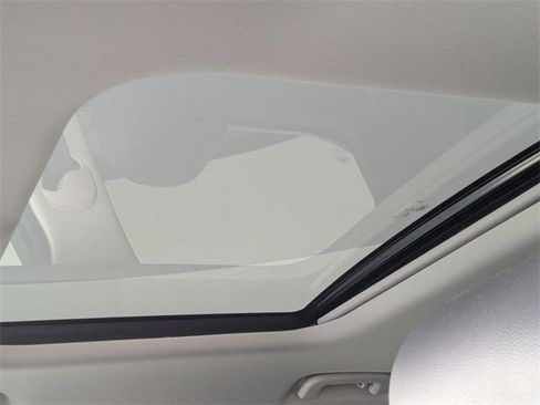 Used 2023 Land Rover Discovery S image 12