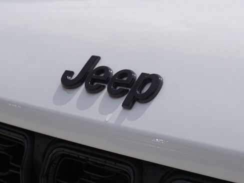 Used 2024 Jeep Grand Cherokee L Altitude AWD/4WD image 11