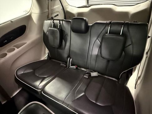 Used 2022 Chrysler Pacifica Limited image 14