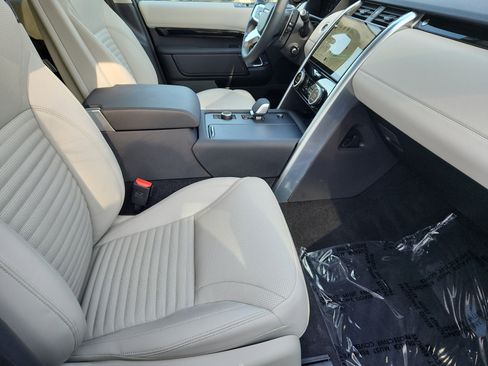 Used 2025 Land Rover Discovery S image 3