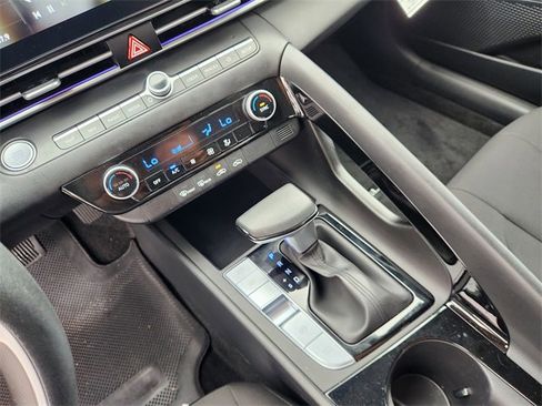 Used 2024 Hyundai Elantra Blue image 19