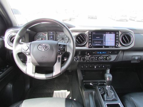 Used 2021 Toyota Tacoma TRD Off-Road w/ TRD Premium Off Road Package AWD/4WD image 20