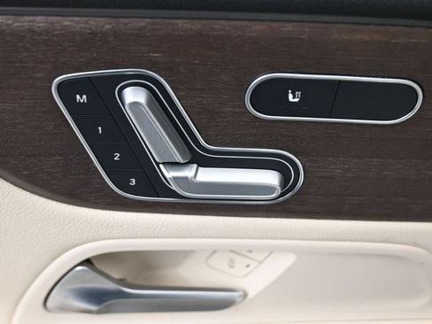Used 2023 Mercedes-Benz GLB 250 w/ Premium Package image 21