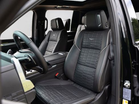 Used 2025 Cadillac Escalade ESV V AWD/4WD image 5