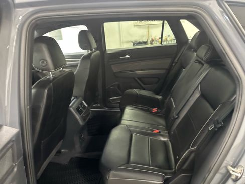 Used 2023 Volkswagen Atlas SE w/ Technology Package w/ Black Wheel Package image 10