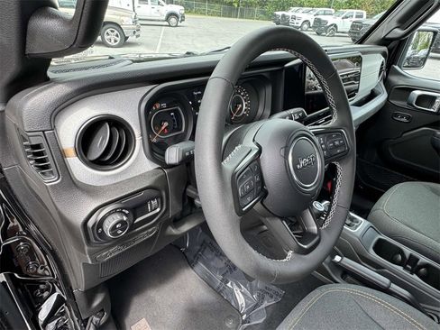 Used 2025 Jeep Gladiator Sport image 2