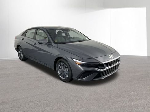 Used 2024 Hyundai Elantra SEL image 11