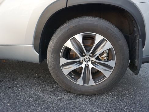 Used 2023 Toyota Highlander XLE image 6