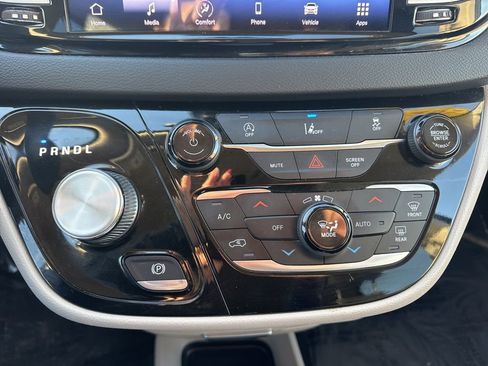 Used 2022 Chrysler Pacifica Touring-L image 16