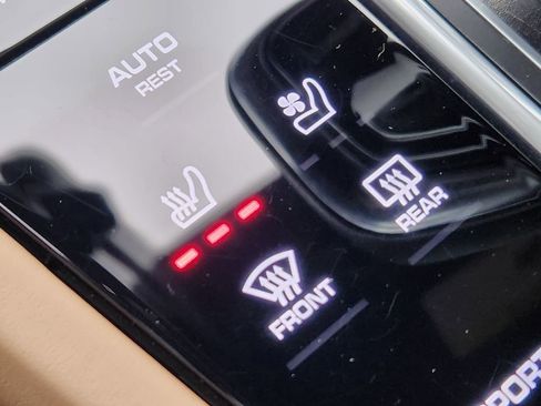 Used 2023 Porsche Cayenne Platinum Edition image 18