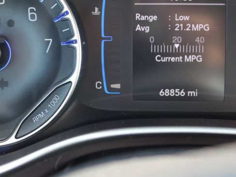 Used 2017 Chrysler Pacifica Touring FWD image 12
