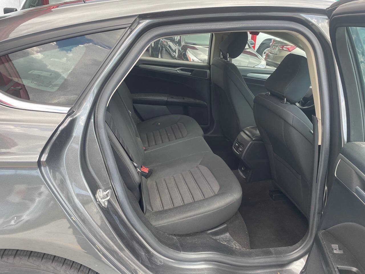Used 2020 Ford Fusion SE FWD image 5