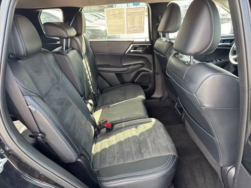 Used 2024 Mitsubishi Outlander AWD image 18
