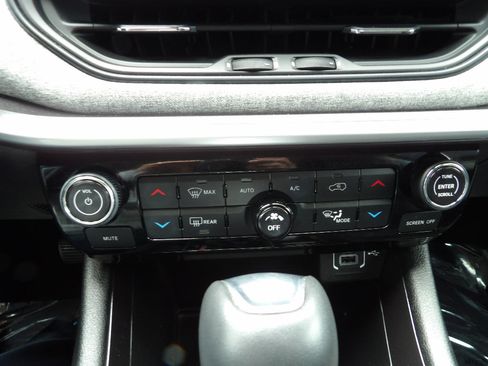 Used 2022 Jeep Compass Latitude w/ Convenience Group AWD/4WD image 32