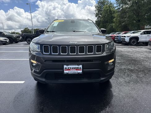 Used 2018 Jeep Compass Latitude w/ Popular Equipment Group AWD/4WD image 3