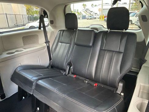 Used 2013 Chrysler Town & Country Touring image 33