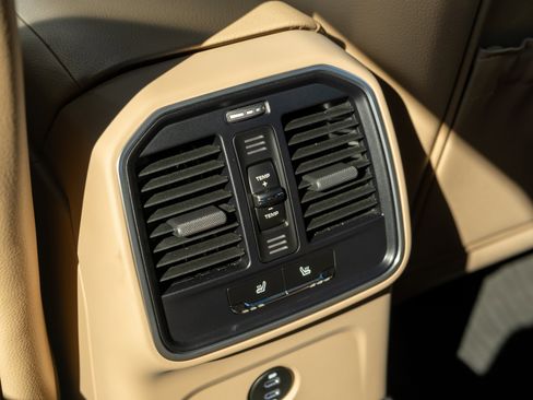 Certified 2023 Porsche Macan image 30